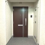 共用廊下より(玄関)